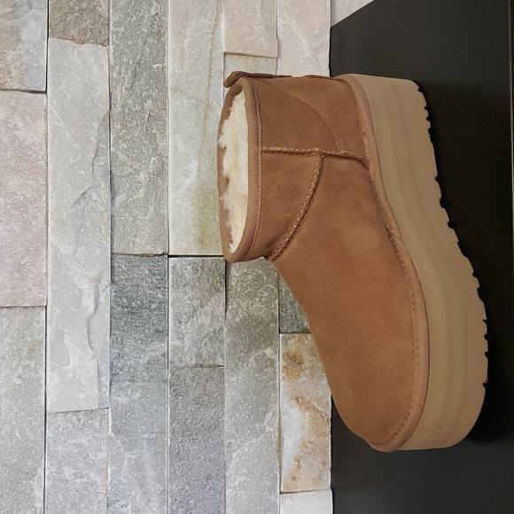 UGG Women's Classic Ultra Mini Platform Boot - Picture 8 of 9
